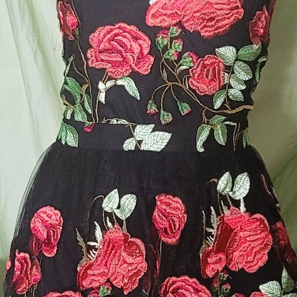 EXQUISIVE, EMBROIDERY BEAUTY - Picture 3 of 3